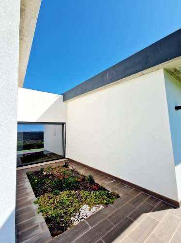 Magnifica moradia V4 contemporânea situado a 10mn de Loulé numa posição dominante e com vistas espetaculares sobre o campo.