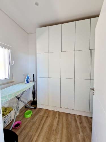 Magnifica moradia V4 contemporânea situado a 10mn de Loulé numa posição dominante e com vistas espetaculares sobre o campo.