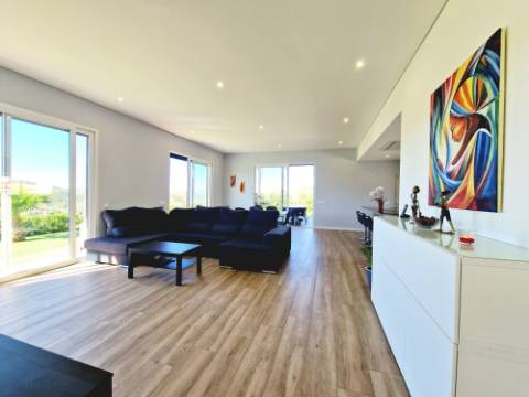 Magnifica moradia V4 contemporânea situado a 10mn de Loulé numa posição dominante e com vistas espetaculares sobre o campo.