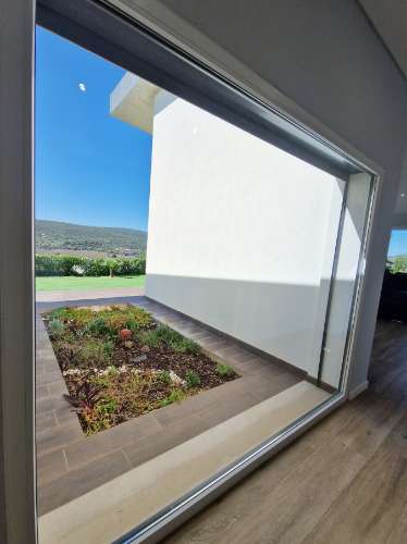 Magnifica moradia V4 contemporânea situado a 10mn de Loulé numa posição dominante e com vistas espetaculares sobre o campo.