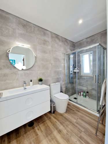 Magnifica moradia V4 contemporânea situado a 10mn de Loulé numa posição dominante e com vistas espetaculares sobre o campo.