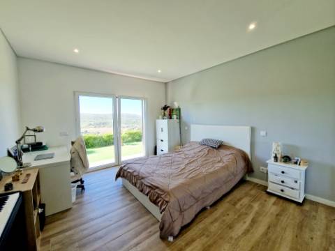 Magnifica moradia V4 contemporânea situado a 10mn de Loulé numa posição dominante e com vistas espetaculares sobre o campo.