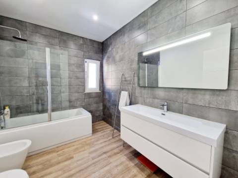 Magnifica moradia V4 contemporânea situado a 10mn de Loulé numa posição dominante e com vistas espetaculares sobre o campo.