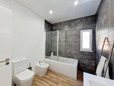 Magnifica moradia V4 contemporânea situado a 10mn de Loulé numa posição dominante e com vistas espetaculares sobre o campo.