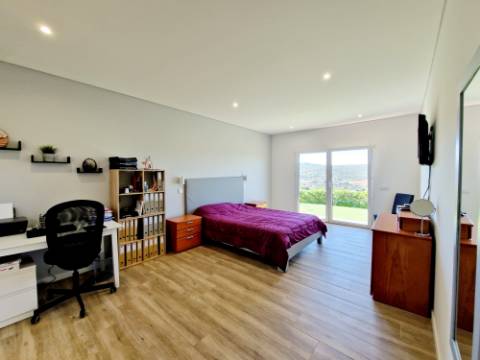 Magnifica moradia V4 contemporânea situado a 10mn de Loulé numa posição dominante e com vistas espetaculares sobre o campo.