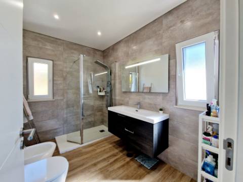 Magnifica moradia V4 contemporânea situado a 10mn de Loulé numa posição dominante e com vistas espetaculares sobre o campo.