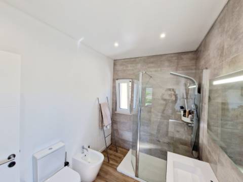 Magnifica moradia V4 contemporânea situado a 10mn de Loulé numa posição dominante e com vistas espetaculares sobre o campo.