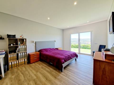 Magnifica moradia V4 contemporânea situado a 10mn de Loulé numa posição dominante e com vistas espetaculares sobre o campo.