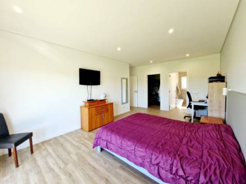 Magnifica moradia V4 contemporânea situado a 10mn de Loulé numa posição dominante e com vistas espetaculares sobre o campo.