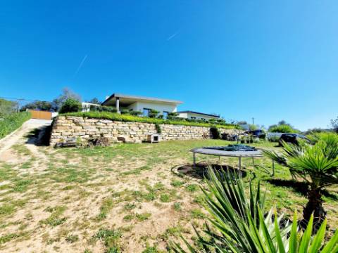 Magnifica moradia V4 contemporânea situado a 10mn de Loulé numa posição dominante e com vistas espetaculares sobre o campo.