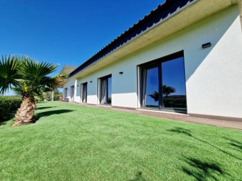 Magnifica moradia V4 contemporânea situado a 10mn de Loulé numa posição dominante e com vistas espetaculares sobre o campo.