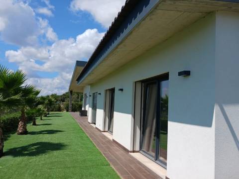 Magnifica moradia V4 contemporânea situado a 10mn de Loulé numa posição dominante e com vistas espetaculares sobre o campo.