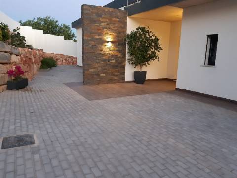 Magnifica moradia V4 contemporânea situado a 10mn de Loulé numa posição dominante e com vistas espetaculares sobre o campo.