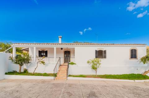 Moradia Tradicional Algarvia com 3 Quartos em Querença