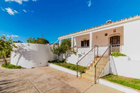 Moradia Tradicional Algarvia com 3 Quartos em Querença