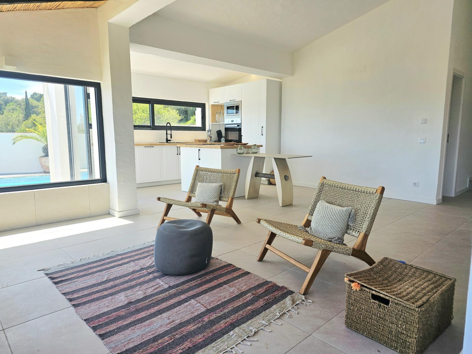 Magnífica Quinta renovada com bom gosto e vista mar.