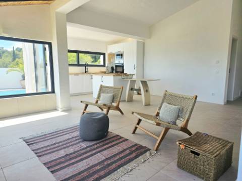 Magnífica Quinta renovada com bom gosto e vista mar.