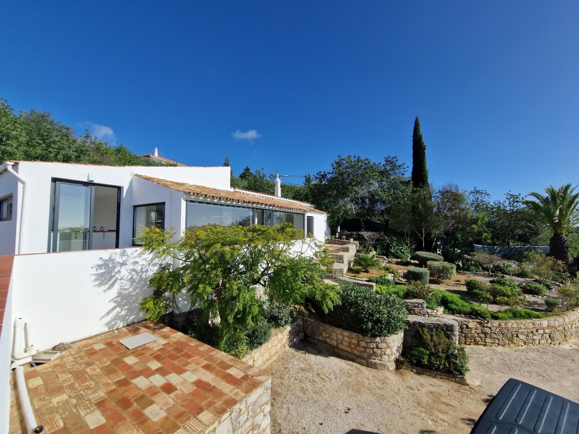 Magnífica Quinta renovada com bom gosto e vista mar.