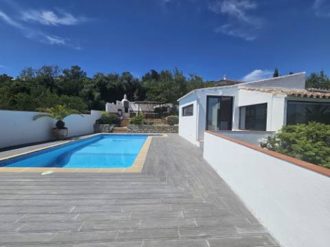 Magnífica Quinta renovada com bom gosto e vista mar.