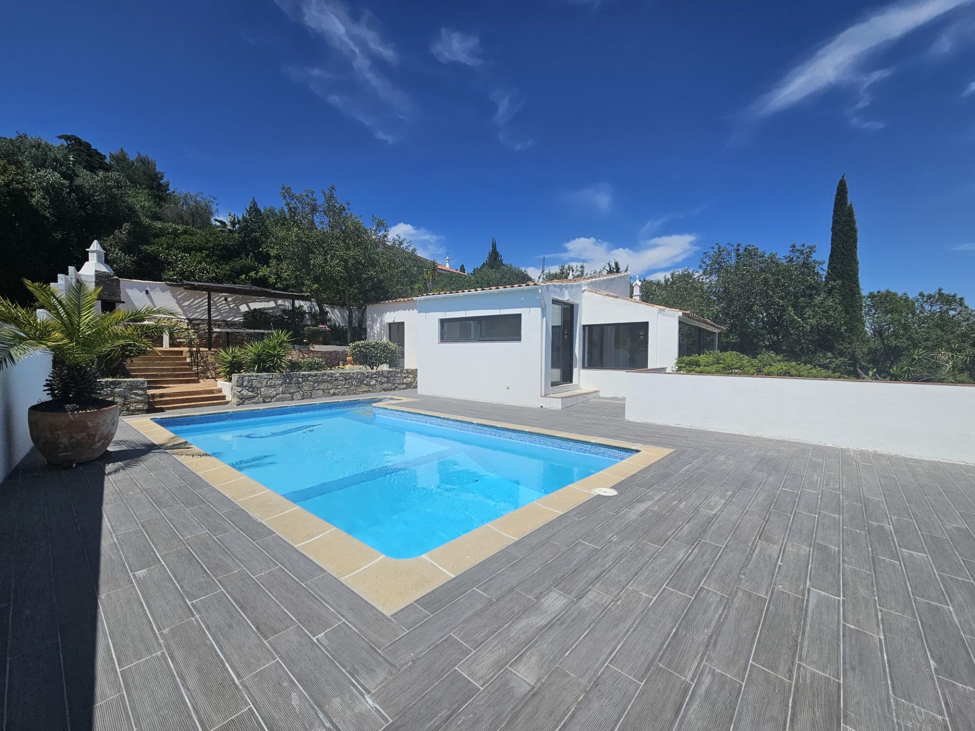 Magnífica Quinta renovada com bom gosto e vista mar.