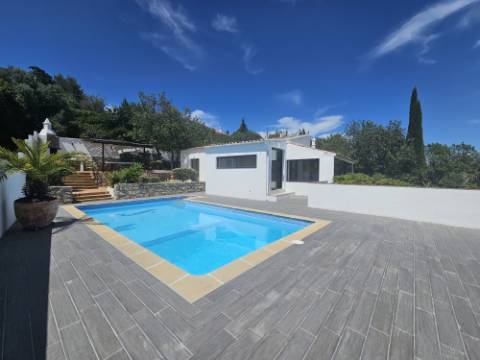 Magnífica Quinta renovada com bom gosto e vista mar.