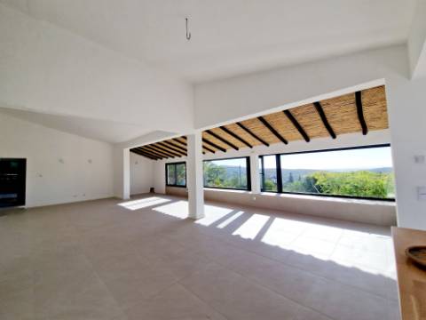 Magnífica Quinta renovada com bom gosto e vista mar.