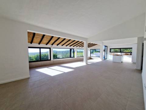 Magnífica Quinta renovada com bom gosto e vista mar.