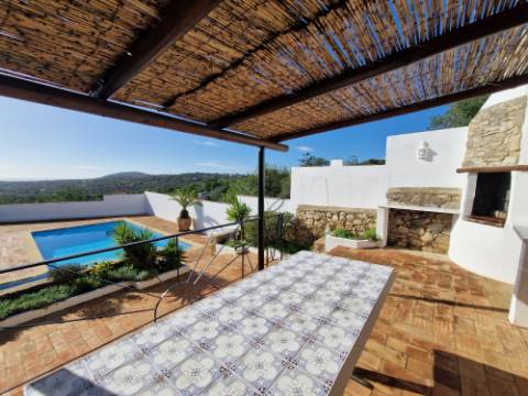 Magnífica Quinta renovada com bom gosto e vista mar.