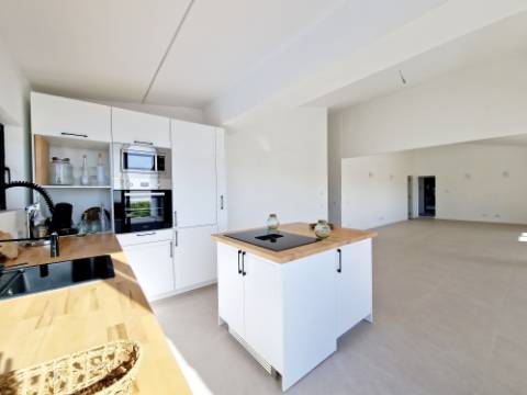 Magnífica Quinta renovada com bom gosto e vista mar.