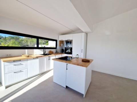 Magnífica Quinta renovada com bom gosto e vista mar.