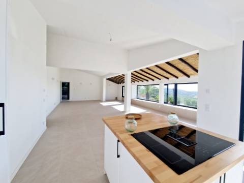 Magnífica Quinta renovada com bom gosto e vista mar.