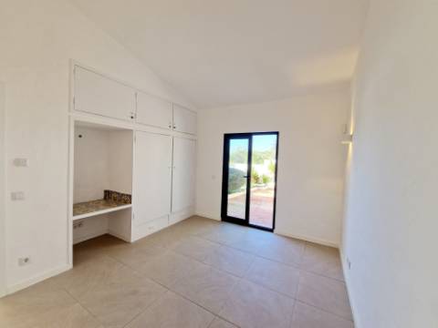 Magnífica Quinta renovada com bom gosto e vista mar.