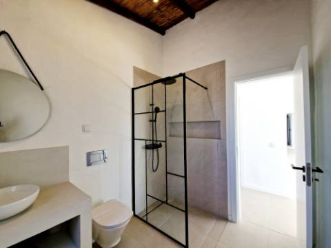 Magnífica Quinta renovada com bom gosto e vista mar.