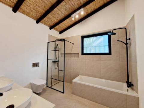 Magnífica Quinta renovada com bom gosto e vista mar.