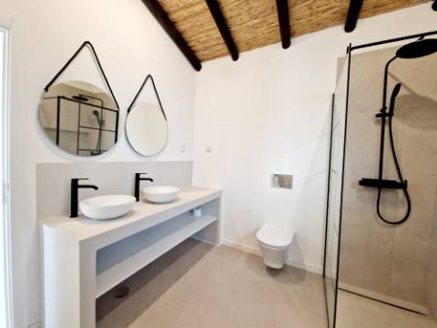 Magnífica Quinta renovada com bom gosto e vista mar.