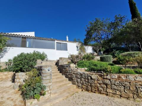 Magnífica Quinta renovada com bom gosto e vista mar.