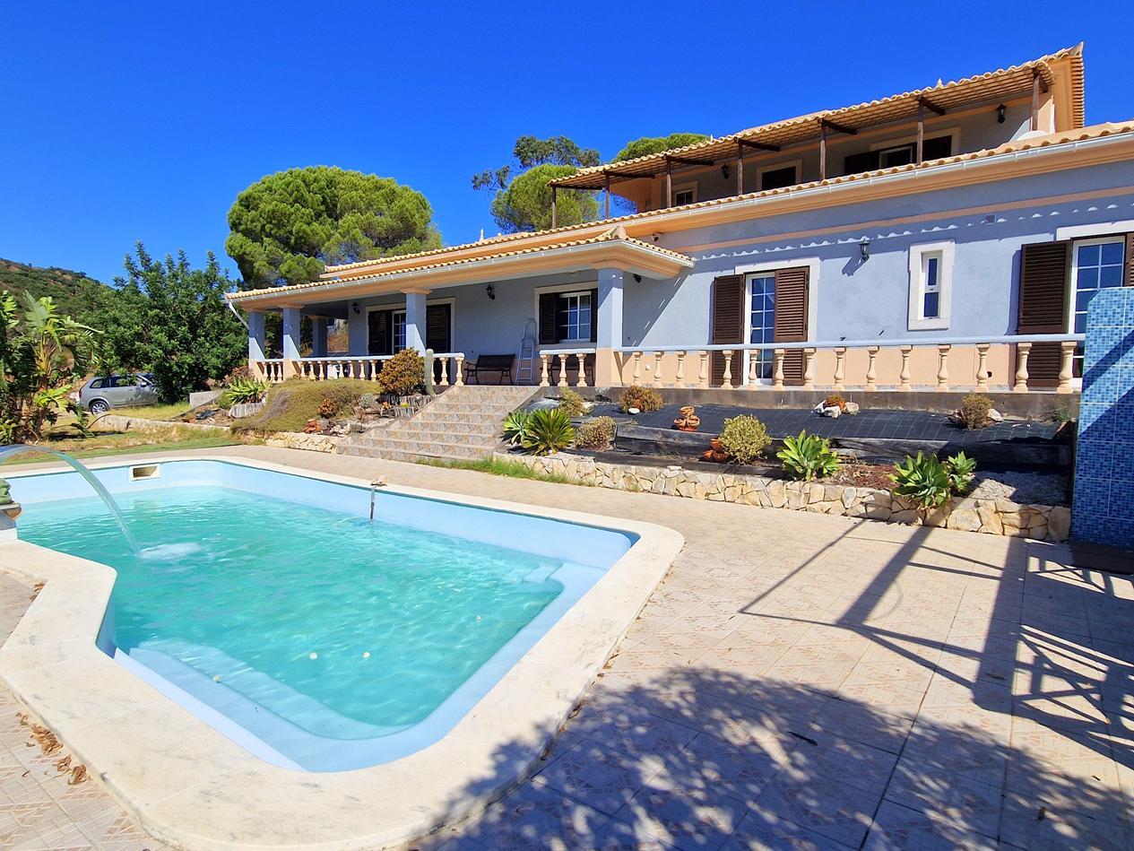 Moradia Espectacular com 5 quartos e piscina!