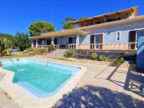 Moradia Espectacular com 5 quartos e piscina!