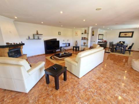 Moradia Espectacular com 5 quartos e piscina!