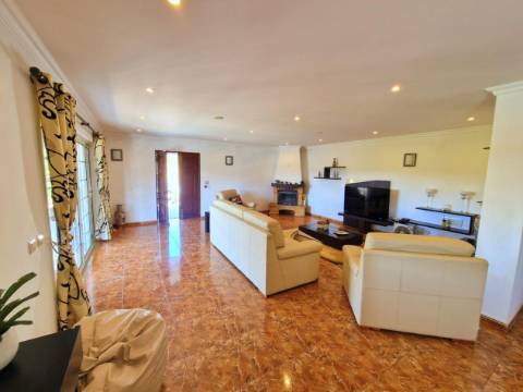 Moradia Espectacular com 5 quartos e piscina!