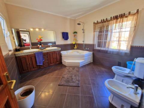 Moradia Espectacular com 5 quartos e piscina!