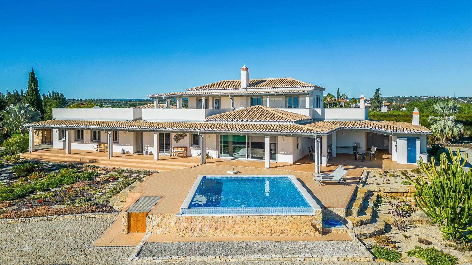 Magnifica moradia com vistas, piscina e largo terreno