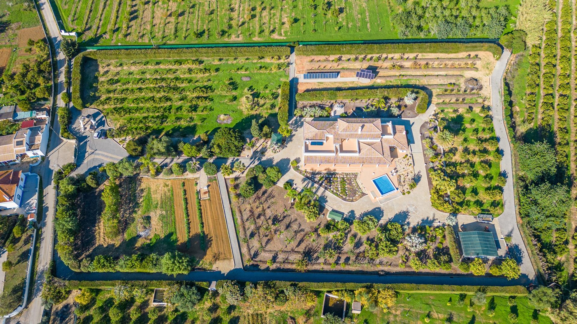 Magnifica moradia com vistas, piscina e largo terreno