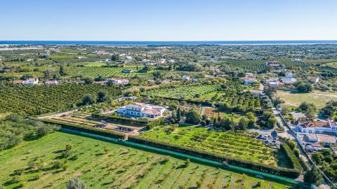 Magnifica moradia com vistas, piscina e largo terreno