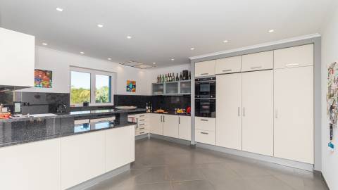 Magnifica moradia com vistas, piscina e largo terreno