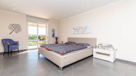 Magnifica moradia com vistas, piscina e largo terreno