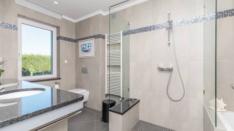 Magnifica moradia com vistas, piscina e largo terreno