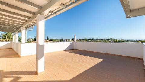 Magnifica moradia com vistas, piscina e largo terreno