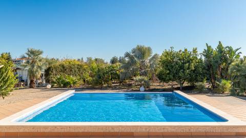 Magnifica moradia com vistas, piscina e largo terreno