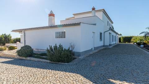 Magnifica moradia com vistas, piscina e largo terreno